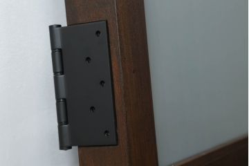 明治時代の蔵戸をリペア&カスタム!リサイズし、裏面の手掛け引手を加工。すりガラス・丁番・ドアダンパーの取り付け。現状の色味を活かした仕上げ。(玄関戸、玄関ドア、建具)