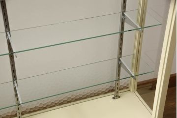 ガラスケースをリペア&カスタム!天板と側面板をクリアガラスに変更し、木部はモカベージュでペイント仕上げ。(ショーケース、陳列棚、飾り棚、店舗什器)