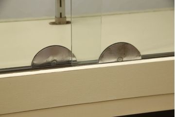 ガラスケースをリペア&カスタム!天板と側面板をクリアガラスに変更し、木部はモカベージュでペイント仕上げ。(ショーケース、陳列棚、飾り棚、店舗什器)