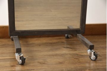 スタンドミラーをリペア&カスタム!高品質リペアを施し、工業用キャスターを取り付け。(姿見、鏡、店舗什器)