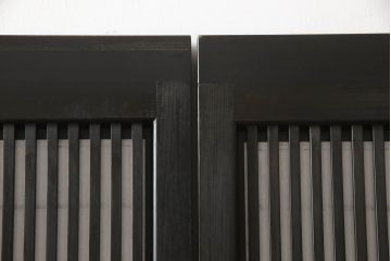 格子戸をリペア&カスタム!設置場所に合わせてリサイズし、プラスチック障子に張替え。ガラスは麻の葉ガラスに交換し、濃い茶色で着色仕上げ。(引き戸、障子戸、ガラス帯戸、建具)