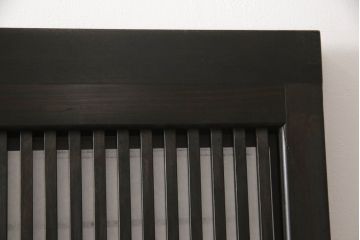 格子戸をリペア&カスタム!設置場所に合わせてリサイズし、プラスチック障子に張替え。ガラスは麻の葉ガラスに交換し、濃い茶色で着色仕上げ。(引き戸、障子戸、ガラス帯戸、建具)