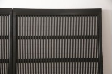 格子戸をリペア&カスタム!設置場所に合わせてリサイズし、プラスチック障子に張替え。ガラスは麻の葉ガラスに交換し、濃い茶色で着色仕上げ。(引き戸、障子戸、ガラス帯戸、建具)