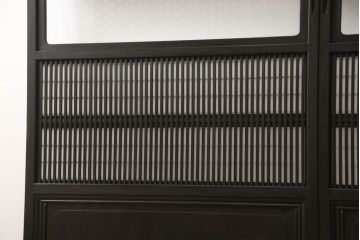格子戸をリペア&カスタム!設置場所に合わせてリサイズし、プラスチック障子に張替え。ガラスは麻の葉ガラスに交換し、濃い茶色で着色仕上げ。(引き戸、障子戸、ガラス帯戸、建具)