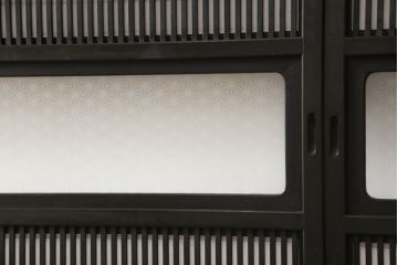 格子戸をリペア&カスタム!設置場所に合わせてリサイズし、プラスチック障子に張替え。ガラスは麻の葉ガラスに交換し、濃い茶色で着色仕上げ。(引き戸、障子戸、ガラス帯戸、建具)