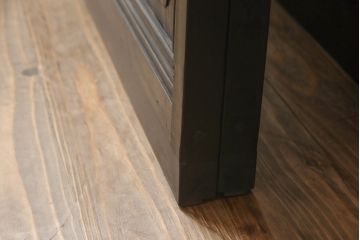 格子戸をリペア&カスタム!設置場所に合わせてリサイズし、プラスチック障子に張替え。ガラスは麻の葉ガラスに交換し、濃い茶色で着色仕上げ。(引き戸、障子戸、ガラス帯戸、建具)