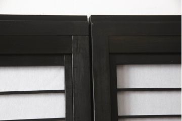 格子戸をリペア&カスタム!設置場所に合わせてリサイズし、プラスチック障子に張替え。ガラスは麻の葉ガラスに交換し、濃い茶色で着色仕上げ。(引き戸、障子戸、ガラス帯戸、建具)