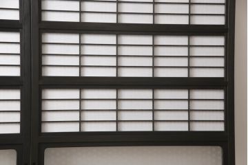 格子戸をリペア&カスタム!設置場所に合わせてリサイズし、プラスチック障子に張替え。ガラスは麻の葉ガラスに交換し、濃い茶色で着色仕上げ。(引き戸、障子戸、ガラス帯戸、建具)