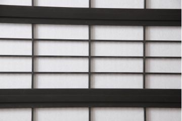 格子戸をリペア&カスタム!設置場所に合わせてリサイズし、プラスチック障子に張替え。ガラスは麻の葉ガラスに交換し、濃い茶色で着色仕上げ。(引き戸、障子戸、ガラス帯戸、建具)
