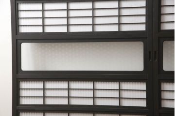 格子戸をリペア&カスタム!設置場所に合わせてリサイズし、プラスチック障子に張替え。ガラスは麻の葉ガラスに交換し、濃い茶色で着色仕上げ。(引き戸、障子戸、ガラス帯戸、建具)