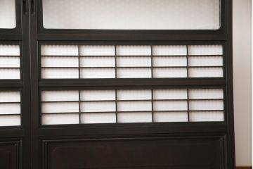 格子戸をリペア&カスタム!設置場所に合わせてリサイズし、プラスチック障子に張替え。ガラスは麻の葉ガラスに交換し、濃い茶色で着色仕上げ。(引き戸、障子戸、ガラス帯戸、建具)