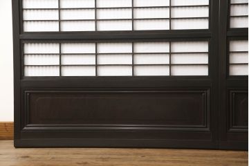 格子戸をリペア&カスタム!設置場所に合わせてリサイズし、プラスチック障子に張替え。ガラスは麻の葉ガラスに交換し、濃い茶色で着色仕上げ。(引き戸、障子戸、ガラス帯戸、建具)