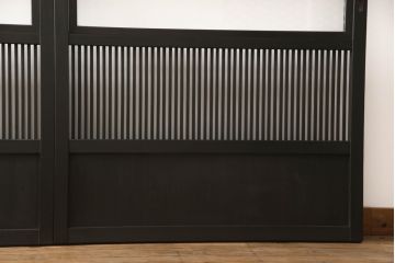 格子戸をリペア&カスタム!設置場所に合わせてリサイズし、麻の葉ガラスに交換。濃い茶色で着色仕上げ。(引き戸、ガラス帯戸、建具)