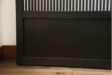 格子戸をリペア&カスタム!設置場所に合わせてリサイズし、麻の葉ガラスに交換。濃い茶色で着色仕上げ。(引き戸、ガラス帯戸、建具)