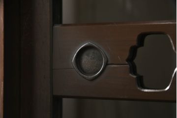 水屋箪笥をリペア&カスタム!下段に棚板を製作し追加。網部分をクリアガラスに変更。1トーン落ち着いた色味に着色仕上げ。(キャビネット、食器棚、収納棚、戸棚)