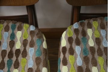 ダイニングチェアをリペア&カスタム!座面の生地を張替え、背もたれは木製に変更。1トーン落ち着いた色味に着色仕上げ。(椅子、イス、イギリス、英国)