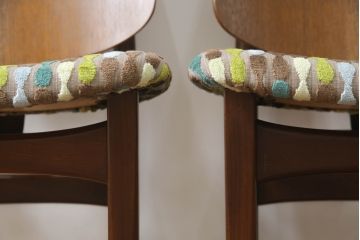 ダイニングチェアをリペア&カスタム!座面の生地を張替え、背もたれは木製に変更。1トーン落ち着いた色味に着色仕上げ。(椅子、イス、イギリス、英国)