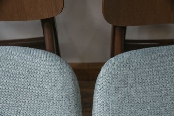 ダイニングチェアをリペア&カスタム!座面の生地を張替え、背もたれは木製に変更。1トーン落ち着いた色味に着色仕上げ。(椅子、イス、イギリス、英国)
