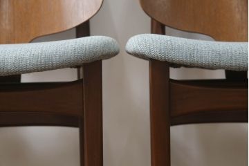 ダイニングチェアをリペア&カスタム!座面の生地を張替え、背もたれは木製に変更。1トーン落ち着いた色味に着色仕上げ。(椅子、イス、イギリス、英国)