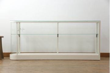 昭和中期のオーバルガラスケースをリペア&カスタム!LED照明とクリアキャスターを取り付け、アンティークホワイトでペイント仕上げ。(ショーケース、陳列棚、飾り棚、店舗什器)