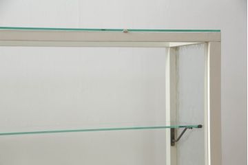 昭和中期のオーバルガラスケースをリペア&カスタム!LED照明とクリアキャスターを取り付け、アンティークホワイトでペイント仕上げ。(ショーケース、陳列棚、飾り棚、店舗什器)