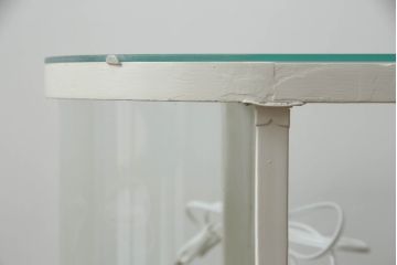 昭和中期のオーバルガラスケースをリペア&カスタム!LED照明とクリアキャスターを取り付け、アンティークホワイトでペイント仕上げ。(ショーケース、陳列棚、飾り棚、店舗什器)