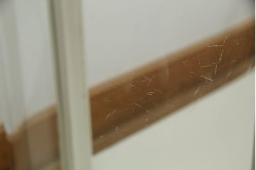 昭和中期のオーバルガラスケースをリペア&カスタム!LED照明とクリアキャスターを取り付け、アンティークホワイトでペイント仕上げ。(ショーケース、陳列棚、飾り棚、店舗什器)