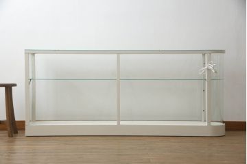 昭和中期のオーバルガラスケースをリペア&カスタム!LED照明とクリアキャスターを取り付け、アンティークホワイトでペイント仕上げ。(ショーケース、陳列棚、飾り棚、店舗什器)