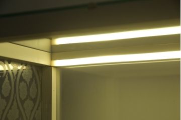 昭和中期のオーバルガラスケースをリペア&カスタム!LED照明とクリアキャスターを取り付け、アンティークホワイトでペイント仕上げ。(ショーケース、陳列棚、飾り棚、店舗什器)