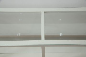 昭和中期のオーバルガラスケースをリペア&カスタム!LED照明とクリアキャスターを取り付け、アンティークホワイトでペイント仕上げ。(ショーケース、陳列棚、飾り棚、店舗什器)
