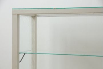 昭和中期のオーバルガラスケースをリペア&カスタム!LED照明とクリアキャスターを取り付け、アンティークホワイトでペイント仕上げ。(ショーケース、陳列棚、飾り棚、店舗什器)