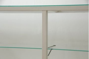 昭和中期のオーバルガラスケースをリペア&カスタム!LED照明とクリアキャスターを取り付け、アンティークホワイトでペイント仕上げ。(ショーケース、陳列棚、飾り棚、店舗什器)