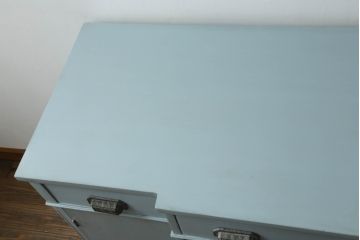 サイドボードをリペア&カスタム!取っ手の塗装を落とし、蝶番は交換。水色のアンティークエイジング塗装でペイント仕上げ。(サイドキャビネット、引き出し、リビングボード、収納棚、戸棚)