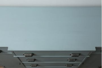 サイドボードをリペア&カスタム!取っ手の塗装を落とし、蝶番は交換。水色のアンティークエイジング塗装でペイント仕上げ。(サイドキャビネット、引き出し、リビングボード、収納棚、戸棚)