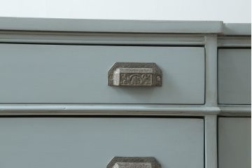 サイドボードをリペア&カスタム!取っ手の塗装を落とし、蝶番は交換。水色のアンティークエイジング塗装でペイント仕上げ。(サイドキャビネット、引き出し、リビングボード、収納棚、戸棚)