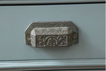 サイドボードをリペア&カスタム!取っ手の塗装を落とし、蝶番は交換。水色のアンティークエイジング塗装でペイント仕上げ。(サイドキャビネット、引き出し、リビングボード、収納棚、戸棚)