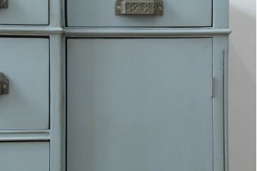 サイドボードをリペア&カスタム!取っ手の塗装を落とし、蝶番は交換。水色のアンティークエイジング塗装でペイント仕上げ。(サイドキャビネット、引き出し、リビングボード、収納棚、戸棚)