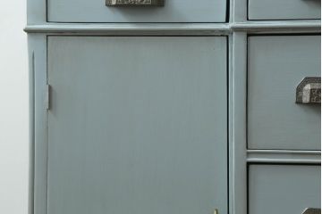 サイドボードをリペア&カスタム!取っ手の塗装を落とし、蝶番は交換。水色のアンティークエイジング塗装でペイント仕上げ。(サイドキャビネット、引き出し、リビングボード、収納棚、戸棚)