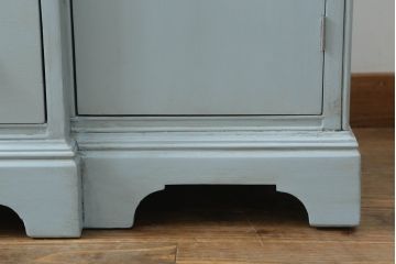 サイドボードをリペア&カスタム!取っ手の塗装を落とし、蝶番は交換。水色のアンティークエイジング塗装でペイント仕上げ。(サイドキャビネット、引き出し、リビングボード、収納棚、戸棚)