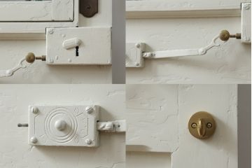 ドアをリペア&カスタム!設置場所に合わせてリサイズし、ガラスを新品に差し替え。レバーハンドルと内締り錠を取り付け。屋外側は外部対応保護塗装。(木製扉、建具)