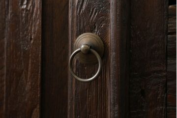 カウンターテーブルをリペア&カスタム!脚をカットし、新に鉄脚を取り付け。1トーン落ち着いた色味に着色仕上げ。(サイドキャビネット、サイドボード、収納棚、戸棚、リビングボード、引き出し)