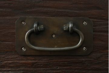カウンターテーブルをリペア&カスタム!脚をカットし、新に鉄脚を取り付け。1トーン落ち着いた色味に着色仕上げ。(サイドキャビネット、サイドボード、収納棚、戸棚、リビングボード、引き出し)