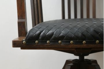 回転チェアをリペア&カスタム!座面を張替え、木部は1トーン落ち着いた色味に着色仕上げ。(回転椅子、イス、ドクターチェア、アームチェア、オフィスチェア、デスクチェア)