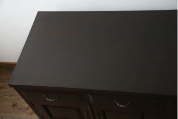 カウンターサイドボードをリペア&カスタム!両面から使用できるよう背面を加工。取り外し可能な台輪を新規製作。現状の色味をベースに1トーン落ち着いた色味に着色仕上げ。(カウンターテーブル、サイドキャビネット、収納棚、戸棚、引き出し、ヴィンテージ)
