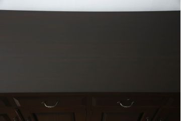 カウンターサイドボードをリペア&カスタム!両面から使用できるよう背面を加工。取り外し可能な台輪を新規製作。現状の色味をベースに1トーン落ち着いた色味に着色仕上げ。(カウンターテーブル、サイドキャビネット、収納棚、戸棚、引き出し、ヴィンテージ)