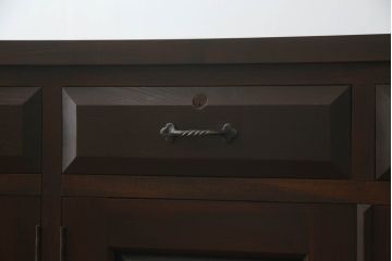 カウンターサイドボードをリペア&カスタム!両面から使用できるよう背面を加工。取り外し可能な台輪を新規製作。現状の色味をベースに1トーン落ち着いた色味に着色仕上げ。(カウンターテーブル、サイドキャビネット、収納棚、戸棚、引き出し、ヴィンテージ)