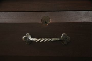 カウンターサイドボードをリペア&カスタム!両面から使用できるよう背面を加工。取り外し可能な台輪を新規製作。現状の色味をベースに1トーン落ち着いた色味に着色仕上げ。(カウンターテーブル、サイドキャビネット、収納棚、戸棚、引き出し、ヴィンテージ)