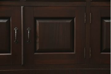 カウンターサイドボードをリペア&カスタム!両面から使用できるよう背面を加工。取り外し可能な台輪を新規製作。現状の色味をベースに1トーン落ち着いた色味に着色仕上げ。(カウンターテーブル、サイドキャビネット、収納棚、戸棚、引き出し、ヴィンテージ)