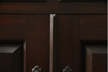 カウンターサイドボードをリペア&カスタム!両面から使用できるよう背面を加工。取り外し可能な台輪を新規製作。現状の色味をベースに1トーン落ち着いた色味に着色仕上げ。(カウンターテーブル、サイドキャビネット、収納棚、戸棚、引き出し、ヴィンテージ)