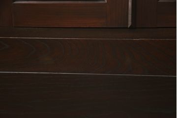 カウンターサイドボードをリペア&カスタム!両面から使用できるよう背面を加工。取り外し可能な台輪を新規製作。現状の色味をベースに1トーン落ち着いた色味に着色仕上げ。(カウンターテーブル、サイドキャビネット、収納棚、戸棚、引き出し、ヴィンテージ)